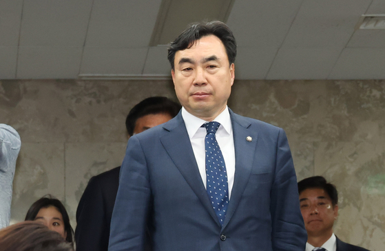 Rep. Youn Kwan-suk attends a meeting at the National Assembly in Yeouido, western Seoul, on May 3. [YONHAP]