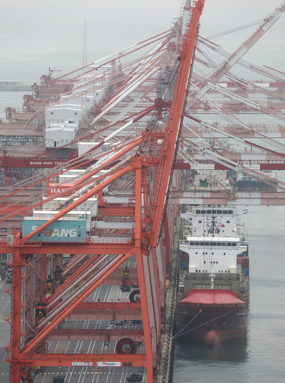 Korea's outbound shipments in the first 20 days of May fell 16.1 percent on year, dragged down by a prolonged global chip slump. The country's exports stood at $32.4 billion between May 1 and May 20, compared with $38.6 billion a year earlier, according to data from the Korea Customs Service. Imports shed 15.3 percent on year to $36.7 billion during the cited period, resulting in a trade deficit of $4.3 billion. [YONHAP]