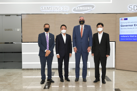 Samsung SDI CEO Choi Yoon-ho, second from left, and Eric Holcomb, governor of Indiana, take a photo during Holcomb's visit to the battery maker's manufacturing plant in Cheonan, South Chungcheong, in August. [YONHAP] 