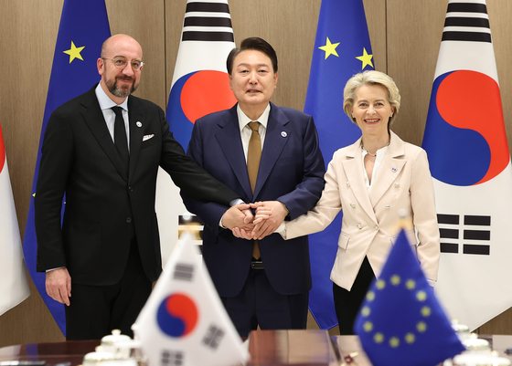President Yoon Suk Yeol, center, European Council President Charles Michel, left, and European Commission President Ursula von der Leyen, right, pose for a commemorative photo ahead of the Korea-EU summit at the Yongsan presidential office in central Seoul on Monday. [JOINT PRESS CORPS]