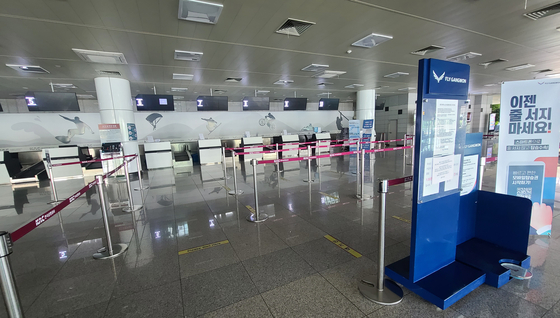The check-in counters for domestic flights at Yangyang International Airport remain empty on May 20, after Fly Gangwon, which is based at the airport, suspended all its flights from that day. [YONHAP]