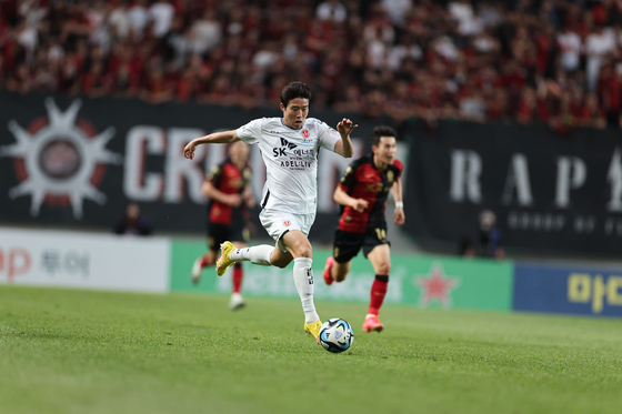 Jeju United's An Hyun-Beom dribbles during a K League game against FC Seoul at Seoul World Cup Stadium in Mapo District, western Seoul in a photo shared on Jeju's official Facebook page on Sunday. [SCREEN CAPTURE] 