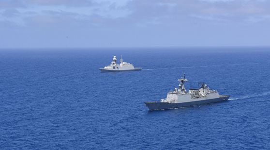 The Cheonghae Unit's Chungmugong Yi Sun-sin destroyer, right, alongside the Italian frigate Luigi Rizzo, participates in a counter-piracy operation ″Hanul″ in waters near the Gulf of Aden on Wednesday. [JOINT CHIEFS OF STAFF]
