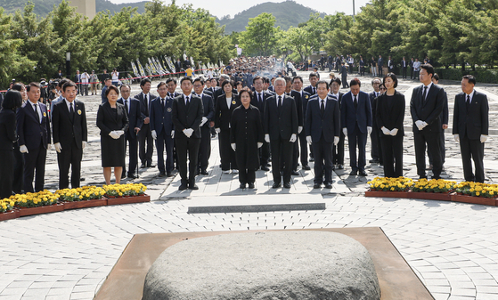 Former President Moon Jae-in, center right, former Prime Minister Chung Sye-kyun, Democratic Party Chairman Lee Jae-myung and other political figures pay their respects at the grave of late President Roh Moo-hyun in Bongha Village, South Gyeongsang, on Tuesday. Politicians across party lines were among thousands of people who took part in a ceremony commemorating the 14th anniversary of the death of Roh. [JOINT PRESS CORPS]