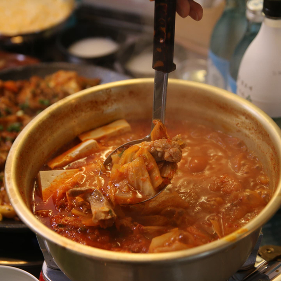 Samsan Hoegwan's kimchi jjigae (kimchi stew) [SAMSAN HOEGWAN]