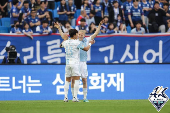 Ulsan Hyundai's Gustav Ludwigson and Lee Myung-Jae celebrate during a K League game against Suwon Samsung Bluewings at Suwon World Cup Stadium in Suwon, Gyeonggi, on Sunday. [YONHAP] 