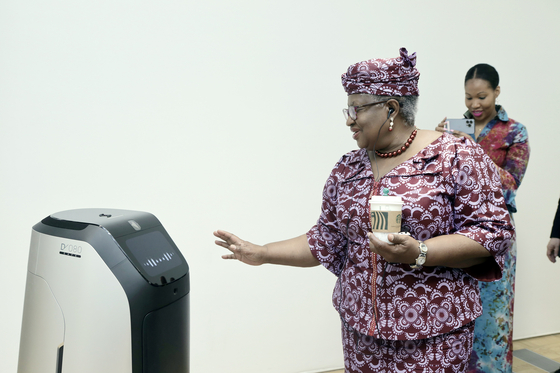 Ngozi Okonjo-Iweala, director-general of the World Trade Organization (WTO), inspects the Rookie delivery robot at the Naver 1784 building in Seongnam, Gyeonggi, on Tuesday. Okonjo-Iweala visited the Naver 1784 building during her three-day trip to Korea which began on Monday. It is the first time in 10 years that a WTO chief has visited Korea. [NAVER] 