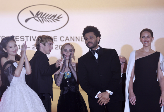 From left, Jennie of girl group Blackpink, singer Troye Sivan, actors Lily-Rose Depp, Abel Makkonen Tesfaye (also known as The Weeknd) and Ashley Levinson arrive for the screening of ″The Idol″ during the 76th Cannes International Film Festival on Tuesday. [EPA]