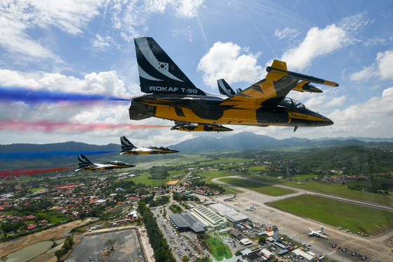 The Korean Air Force’s Black Eagles fly over Langkawi, Malaysia, on Tuesday during the Langkawi International Maritime and Aerospace Exhibition (LIMA) airshow. This is the second time the Korean Air Force is participating in LIMA, held every two years since 1991. The first time the Korean Air Force took part in the air show was in 2017. [KOREA AIR FORCE] 