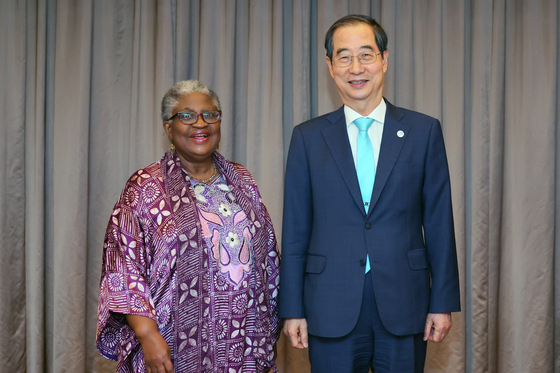 Prime Minister Han Duck-soo, right, meets with World Trade Organization Director-General Ngozi Okonjo-Iweala at Shilla Hotel in central Seoul on Monday. [PRIME MINISTER'S SECRETARIAT]