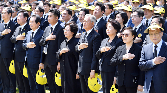 Former President Moon Jae-in, center, and his wife Kim Jung-sook, and politicians across party lines attend a ceremony commemorating the 14th anniversary of the death of liberal President Roh Moo-hyun in Bongha Village, South Gyeongsang, attended by thousands of people. [JOINT PRESS CORPS]