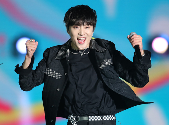 Kang Seung-yoon, or Yoon of boy band Winner, performs during ″THE-K Concert″ held last October. [NEWS1]