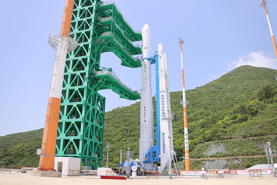 Nuri rocket is erected at a launch pad in Naro Space Center in Goheung, South Jeolla, on Tuesday morning. [KOREA AEROSPACE RESEARCH INSTITUTE]