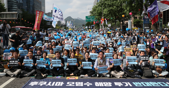 Democratic Party leader Lee Jae-myung, members of the liberal Justice Party and Progressive Party protest the Japanese plan to release treated radioactive water from the ruined Fukushima nuclear power plant, in front of the Korea Press Center in central Seoul on Saturday. [NEWS1] 
