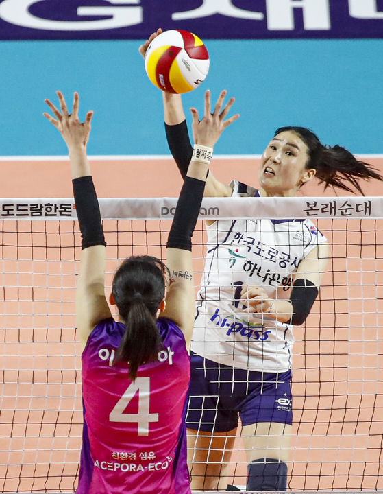 Jung Dae-young, right, attacks during a 2022-23 championship game against the Incheon Heungkuk Life Pink Spiders at Incheon Samsan World Gymnasium in Incheon on April 6. [NEWS1] 
