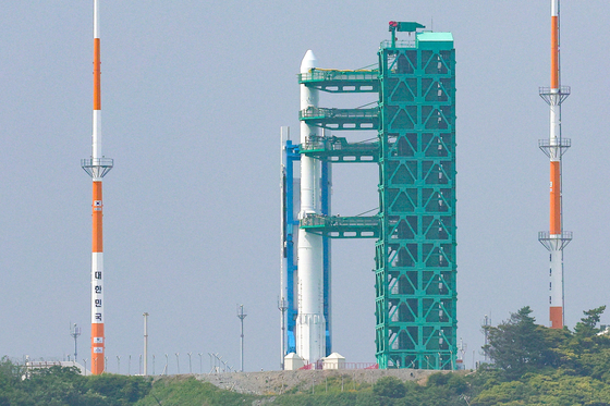 Korea Space Launch Vehicle-II, otherwise known as Nuri, stands in a vertical position at the Naro Space Center in Goheung County, South Jeolla, Wednesday. The third launch of the Nuri rocket, which was scheduled for 6:24 p.m. Wednesday, was called off due to a technical issue. [YONHAP] 