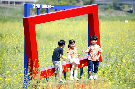 Children enjoy outdoor activities at a park in Buk District, Gwangju, on Tuesday. [NEWS1]