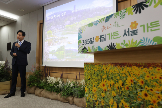 Seoul Mayor Oh Se-hoon outlines the city’s “Garden City Seoul” initiative to reporters Wednesday at City Hall during a briefing. [YONHAP]