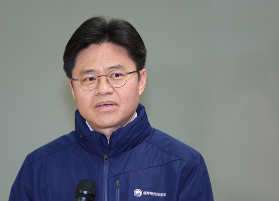 Yoo Guk-hee, chairman of the Nuclear Safety and Security Commission, answers questions from reporters at Incheon International Airport before departing for Japan on Sunday. [YONHAP]