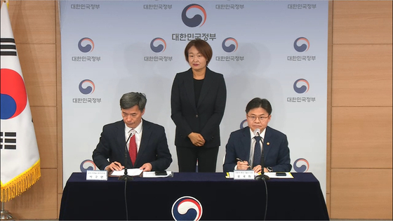 South Korean government officials hold a press conference regarding Korea's inspection team to the ruined Fukushima nuclear power plant in Japan on Friday. [SCREEN CAPTURE]