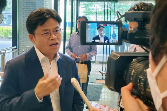 Yoo Guk-hee, chairman of the Nuclear Safety and Security Commission, speaks with the press in Japan on Monday before he and a group of Korean experts meet with their Japanese counterparts at the Ministry of Foreign Affairs in Tokyo. [YONHAP] 