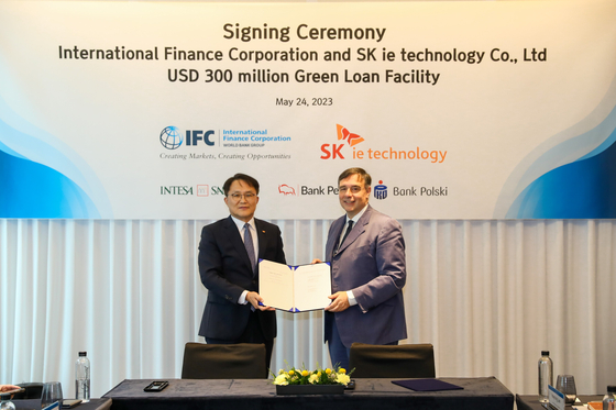 SK ie technology CEO Kim Cheol-jung, left, and Riccardo Puliti, regional vice president for Asia and the Pacific at International Finance Corporation, pose for a photo after signing an agreement to grant a $300 million green loan Wednesday in western Seoul. [SK IE TECHNOLOGY] 