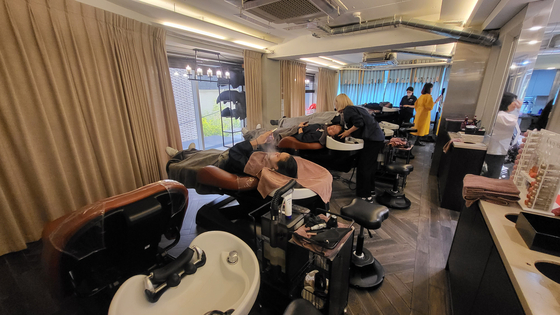 Influencers from Malaysia are getting hair treatments on May 11 at jennyhouse's Cheongdam-Hill headquarters in southern Seoul. [YIM SEUNG-HYE]