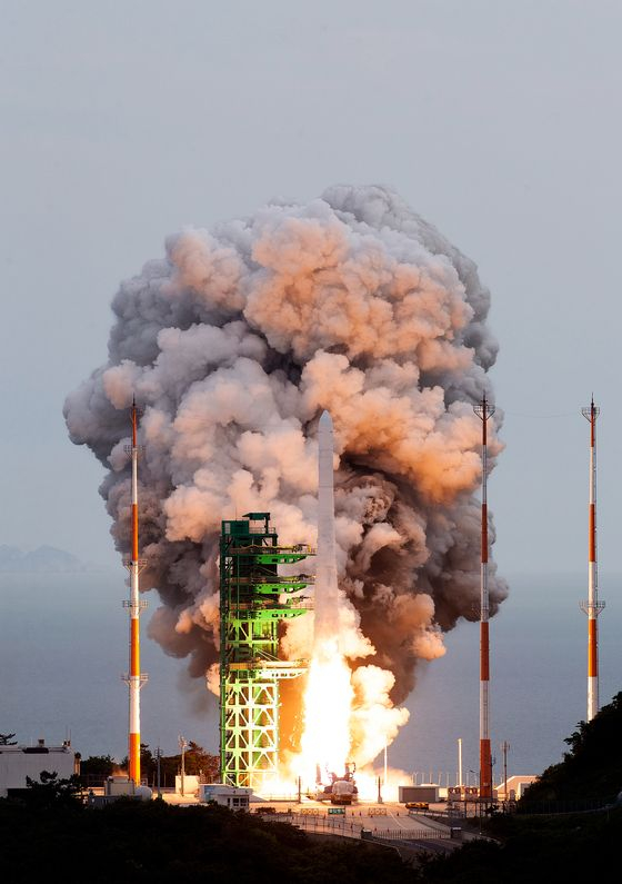 The Korea Space Launch Vehicle (KSLV-II), or Nuri, takes off from the launch pad at the Naro Space Center in Goheung County, South Jeolla, at 6:24 p.m. on Thursday. [YONHAP]