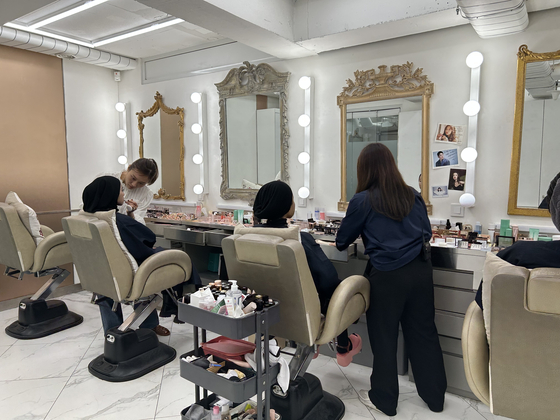 Influencers from Malaysia are getting makeovers by jennyhouse makeup artists on May 11 at jennyhouse's Cheongdam-Hill headquarters in southern Seoul. [SHIN MIN-HEE]