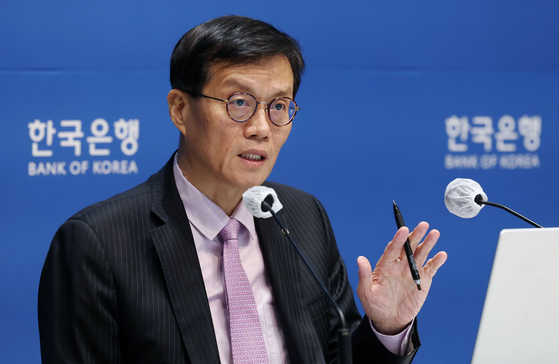 Bank of Korea Gov. Rhee Chang-yong speaks at the press conference held following the Monetary Policy Board meeting in central Seoul Thursday. The board kept the rate unchanged for the third time in a row, holding it at 3.50 percent. [JOINT PRESS CORP]