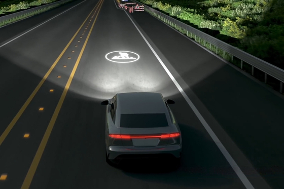 HD Lighting System developed by Hyundai Mobis shows real-time driving information on the road to prevent nighttime accidents. [HYUNDAI MOBIS] 