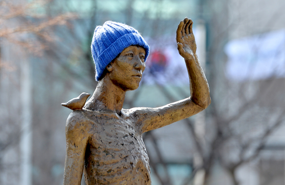 A statue representing a forced labor victim in a park in Daejeon in this file photo dated March 6, when the Korean government announced its proposal to compensate the victims with Korean corporate donations. [KIM SEONG-TAE] 