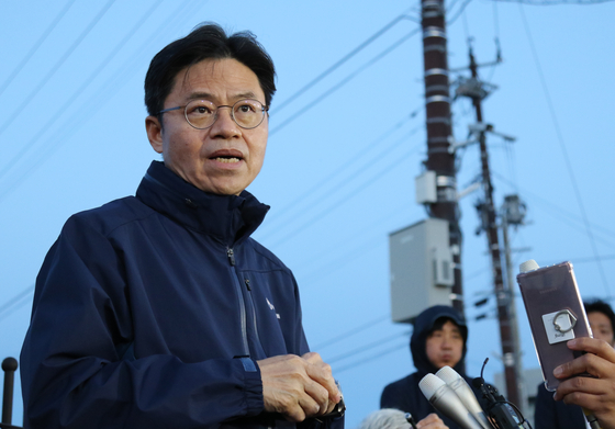 Yoo Guk-hee, chairman of the Nuclear Safety and Security Commission, speaks with the press after he and 20 other Korean experts inspected facilities at the ruined Fukushima Daiichi Nuclear Power Plant on Wednesday. [YONHAP]