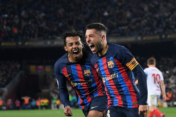 FC Barcelona's Jordi Alba, right, celebrates after scoring his team's first goal during a La Liga match against Sevilla FC at the Camp Nou in Barcelona, Spain on Feb. 5. [AFP/YONHAP]