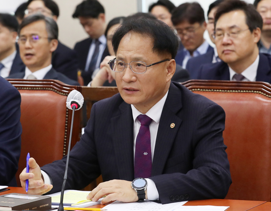 National Election Commission Secretary General Park Chan-jin takes questions from lawmakers of the public administration committee at the National Assembly in Yeouido, western Seoul, on May 16. [NEWS1]