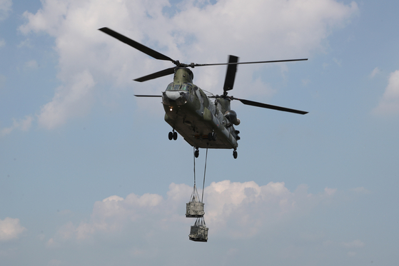 A CH-47 Chinook cargo helicopter airlifts ammunitions during an air assault drill in Icheon, Gyeonggi, in July last year. [YONHAP]