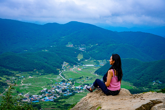 The Meditation Rock at Hwarang Hill, Gyeongju, North Gyeongsang, is an attractive photo spot that presents a view of the village beneath. [BAEK JONG-HYUN]
