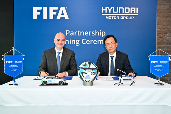 FIFA President Gianni Infantino, left, and Karl Kim, one of the Hyundai Motor Group's chief executives, pose for a photo during a signing ceremony at the FIFA headquarters in Zurich, Switzerland, on Thursday. [FIFA]