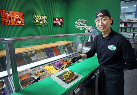 Lee Sang-min, 33, is the owner of Fully Gimbap in Seongdong District, eastern Seoul. [PARK SANG-MOON]