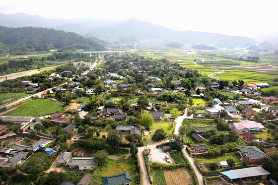 Hanbam Village in Gunwi, North Gyeongsang, is a calm countryside that has many stone walls lining up across the village. [GYEONGSANGBUK-DO CULTURE AND TOURISM ORGANIZATION]