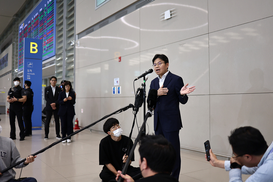 Yoo Guk-hee, chairman of the Nuclear Safety and Security Commission, speaks to reporters at Incheon International Airport on Friday upon his return from Japan. [YONHAP]