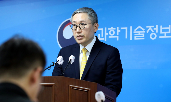 Cho Sun-hak, the head of space policy and nuclear energy bureau at the Ministry of Science and ICT, speaks at a press briefing on Friday at the government complex in Sejong to explain about communicative process of eight satellites launched from the Nuri rocket. [NEWS1]