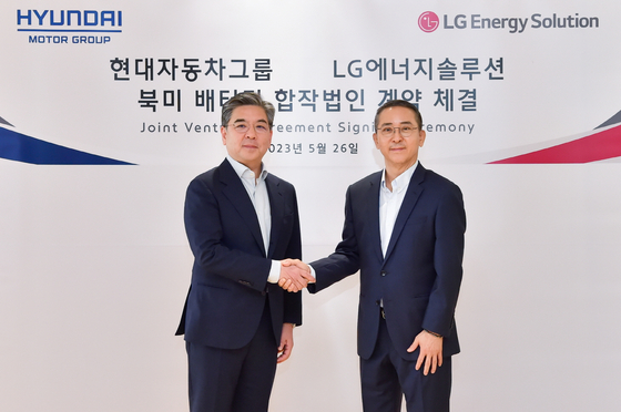 Hyundai Motor CEO Chang Jae-hoon, left, and LG Energy Solution Vice Chairman and CEO Kwon Young-soo pose for a photo during a joint venture signing ceremony at LG Energy Solution headquarters in Yeouido, western Seoul, on Friday. [HYUNDAI MOTOR GROUP]