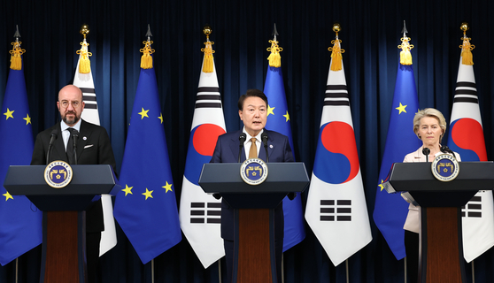 President Yoon Suk Yeol, center, speaks during a joint press briefing with European Commission President Ursula von der Leyen, right, and European Council President Charles Michel after their talks at the presidential office in Yongsan, central Seoul, on Monday. [JOINT PRESS CORPS]