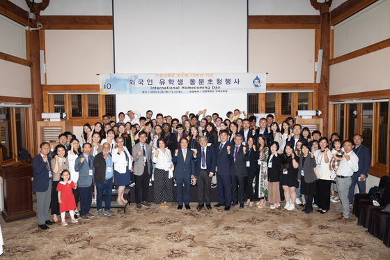 Incheon National University President Park Jong-tae and the University of University of Malaga Chancellor Jose Angel Narvaez, center, pose with staffs and foreign alums during a homecoming event held at a hotel in Incheon on Thursday. [INCHEON NATIONAL UNIVERSITY]