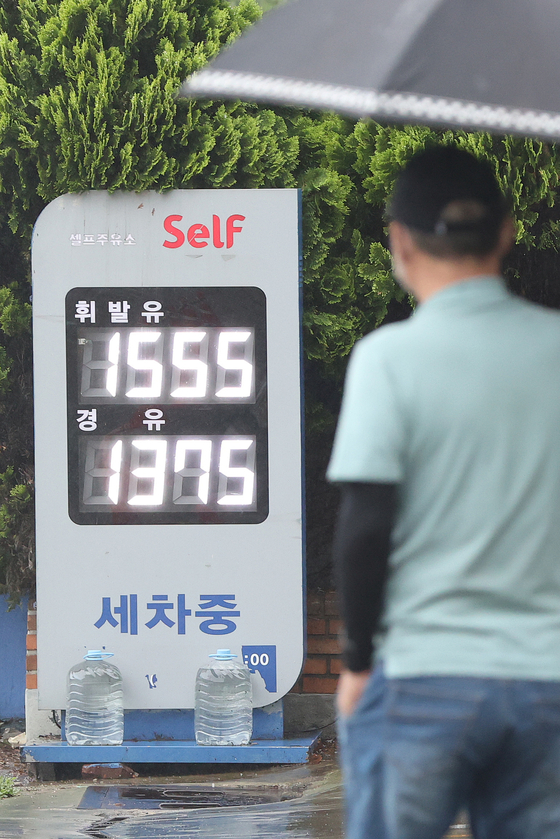 A gas station in Seoul sells gasoline for 1,555 won ($1.17) per liter on Sunday. The average gasoline price nationwide was 1,609.5 won per liter in the fourth week of May, down 17.8 won compared to the previous week, according to Opinet, the Korea National Oil Corporation’s oil price management system. The average diesel price fell 29.7 won to 1,439 won per liter. [YONHAP] 