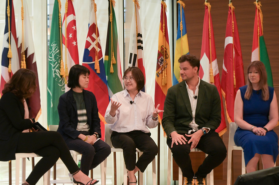 Korea JoongAng Daily Head of Digital Kim Jee-hee, center, discusses interative media formats with, from left, moderator Jodie Hopperton, Yiting Ang of Singapore’s SPH Mediatrust, Matej Loncaric of Croatia’s CME Adria and Debbie McMahon of the Financial Times during a panel at the International News Media Association's World Congress in New York on Friday. [INTERNATIONAL NEWS MEDIA ASSOCIATION]