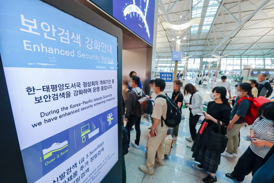 A sign at the Incheon International Airport Terminal 1 on Sunday announces that security screening measures are enhanced ahead of the inaugural Korea-Pacific Islands Summit to be held over Monday and Tuesday. [YONHAP] 