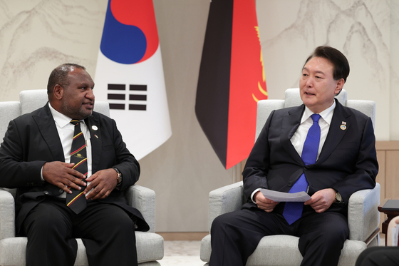 President Yoon Suk Yeol, right, holds a bilateral summit with Prime Minister of Papua New Guinea Minister James Marape at the presidential office in Yongsan, central Seoul, Sunday, ahead of the inaugural Korea-Pacific Islands Summit set to kick off on Monday. [PRESIDENTIAL OFFICE]
