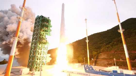 The Korea Space Launch Vehicle (KSLV-II), or Nuri, lifts off from the launch pad at the Naro Space Center in Goheung County, South Jeolla Province, at 6:24 p.m. on Thursday. [KOREA AEROSPACE RESEARCH INSTITUTE]